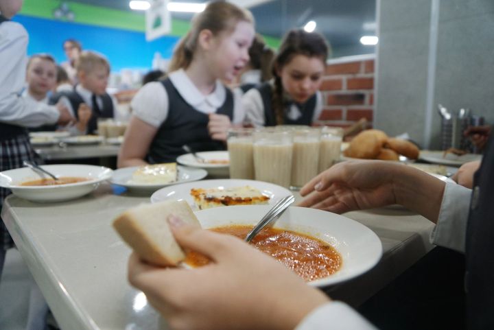 Нет буфета - нет еды: родители учеников 5-11 классов недовольны организацией питания в школах ЛНР