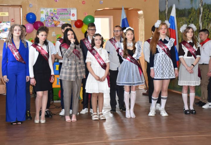 В школах Краснодона прошёл праздник Последнего звонка