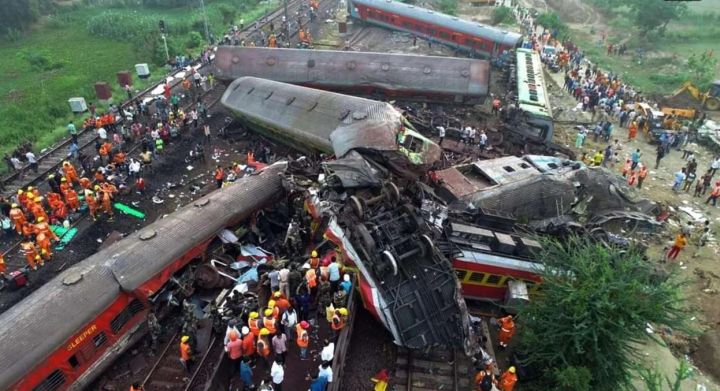 В Индии столкнулись два поезда: погибли почти 290 человек, 850 ранены