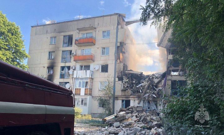 В Кременной после обстрела ВСУ обрушился подъезд на 20 квартир в многоэтажке