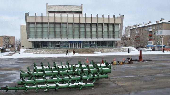 Движение транспорта в районе Театральной площади ограничили в Луганске