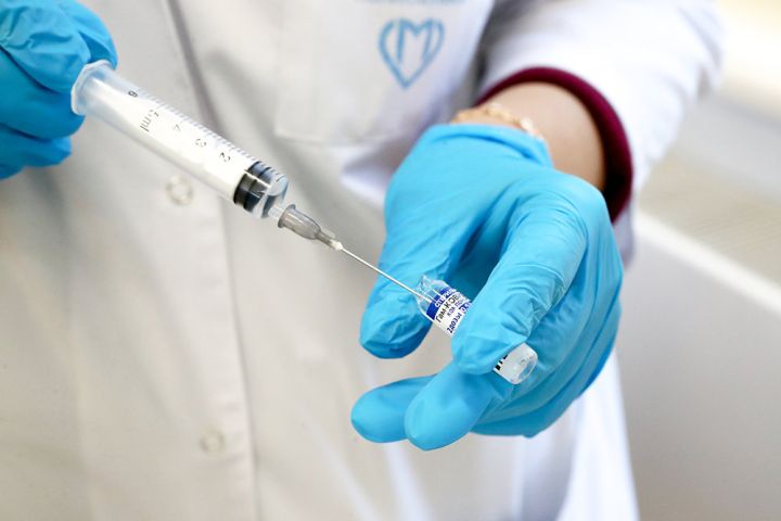 Вакцинация российскими препаратами дает защиту от омикрон-штамма COVID-19 - врач