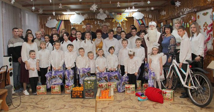 Воспитанники Свердловского приюта получили подарки в преддверии новогодних праздников