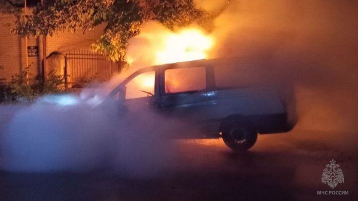 В одном из городов ЛНР горел автомобиль возле жилого дома