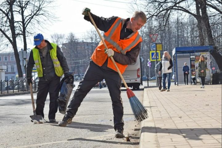 Ремонтировали асфальт и вывозили ветки: о работе коммунальщиков Луганска за неделю