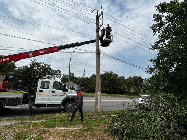 Неутешительные последствия бури: в Луганске устраняют поломки на энергообъектах