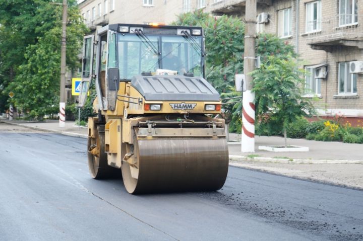 Укладка нового асфальта продолжается по центральной улице Свердловска