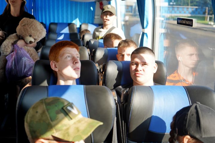 Время оздоровляться: около 100 юных свердловчан отправилось на отдых в лагерь «Азовское взморье»