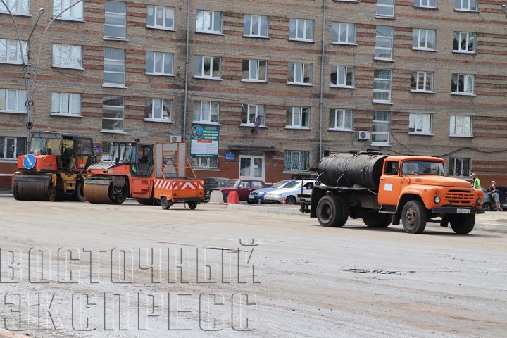Центральная улица Свердловска преображается на глазах
