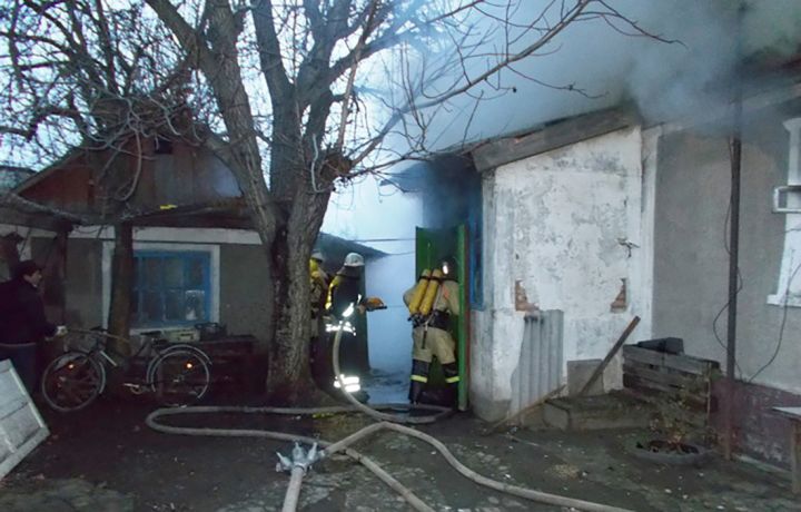 В Свердловске огнем повреждены дома и хозпостройки