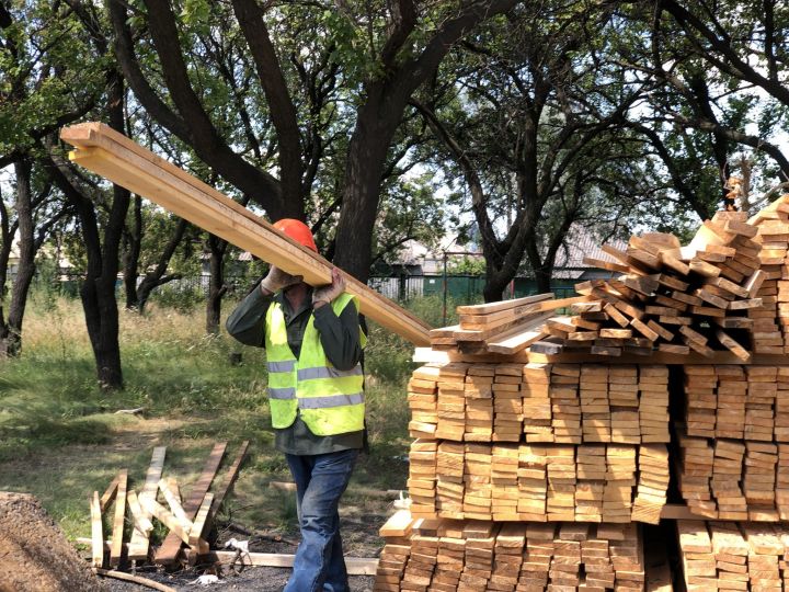 Специалисты из Башкирии начали ремонт детсада в Красном Луче