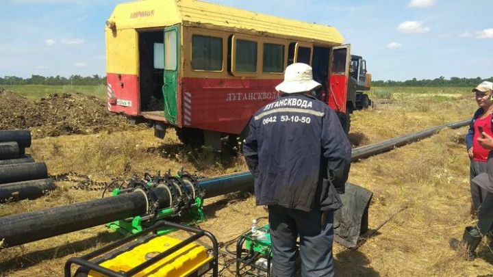 Специалисты меняют аварийный участок водовода «Володарский», питающий посёлки Свердловского района