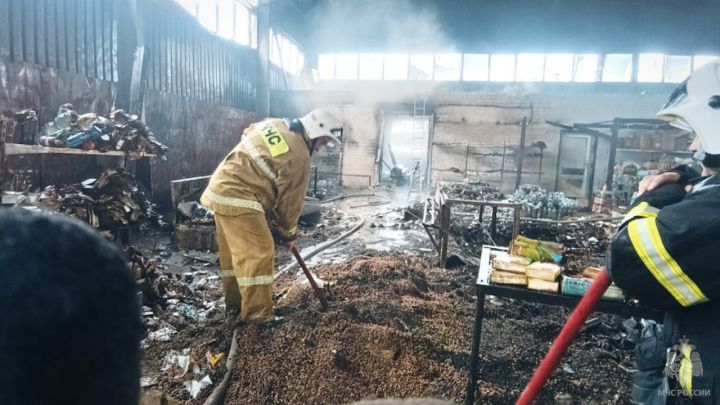 В одном из городов ЛНР на рынке сгорел павильон