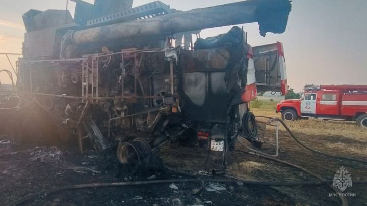 В Краснодонском районе из-за возгорания комбайна чуть не сгорело пшеничное поле
