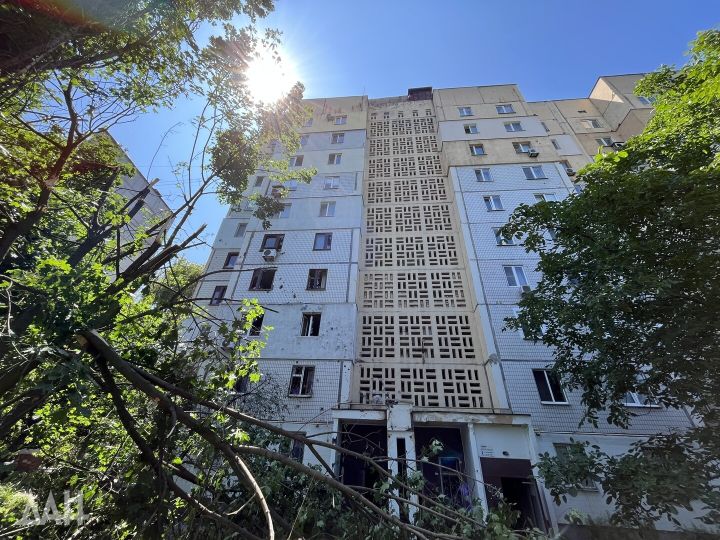 ВСУ наносят массированные удары по центру Донецка: есть разрушения, горит крыша на «Олимпийском»