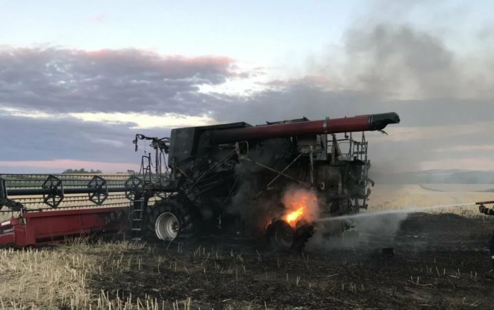 В Краснодонском районе во время уборки пшеницы на поле подорвался комбайн
