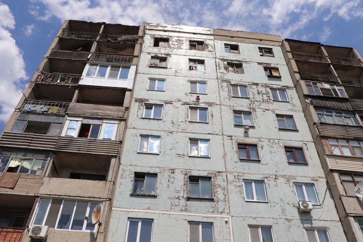Край «небоскребов» Суходольска: в каком состоянии находятся заброшенные этажи многоэтажек