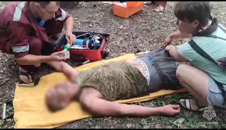 В Червонопартизанске МЧС достали из подвала двух сотрудников ЖКХ - они отравились парами неизвестного вещества