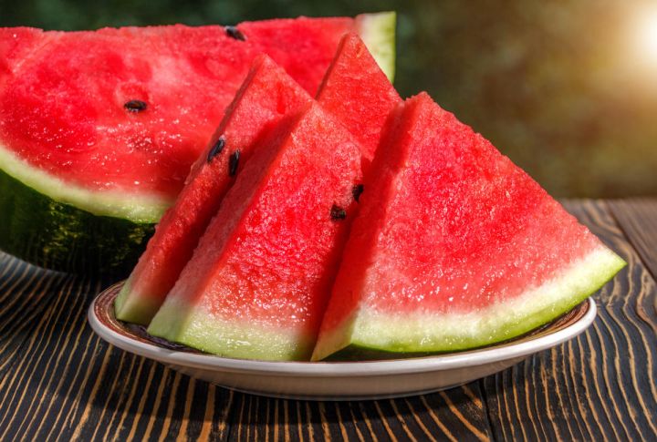 Не полагайтесь на сухой хвостик: как выбрать вкусный и сочный арбуз