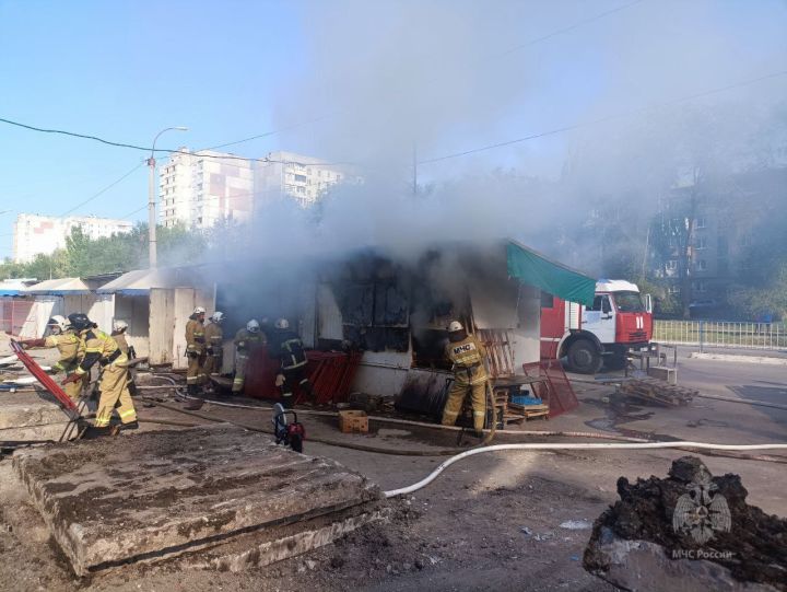 За вечер в Луганске сгорели три торговые точки на рынках