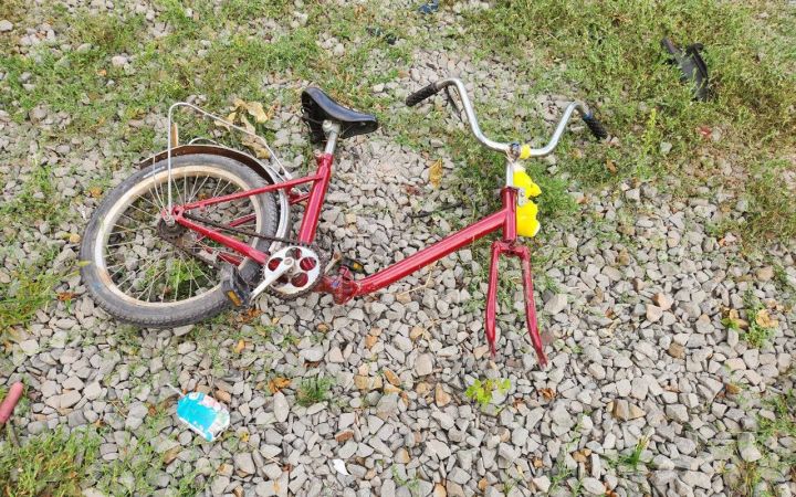 В одном из районов ЛНР автомобиль наехал на велосипедистов: пострадал 10-летний ребёнок