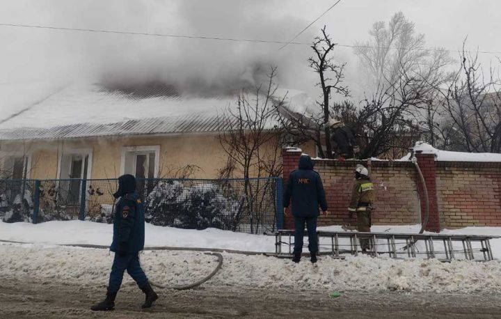 На пожаре в жилом доме удалось спасти детей