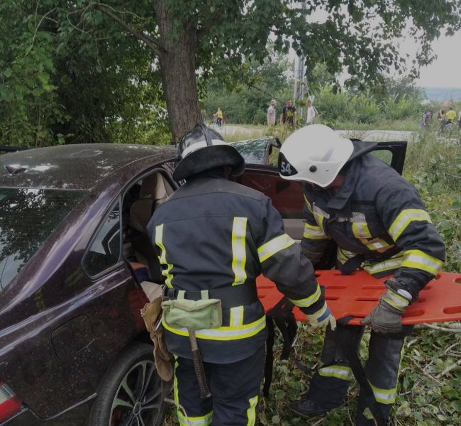 В одном из городов ЛНР автомобиль въехал в дерево: есть погибшие и пострадавшие
