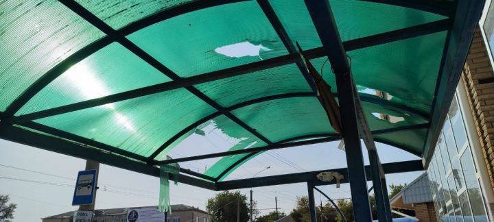 Вандалы разбили крышу на одной из остановок в Краснодоне