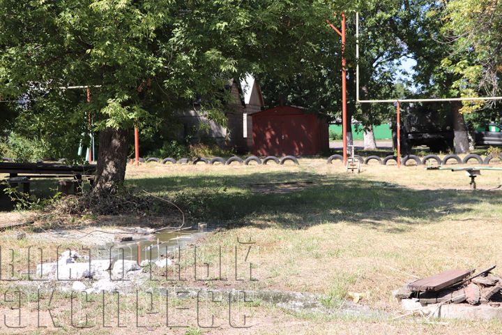 Посёлок Комсомольский в Свердловском районе заливают нечистоты