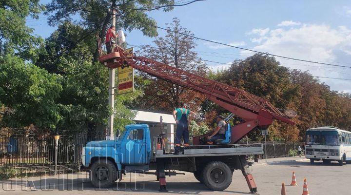 Свердловск становится светлее: специалисты заменили фонари возле одной из остановок