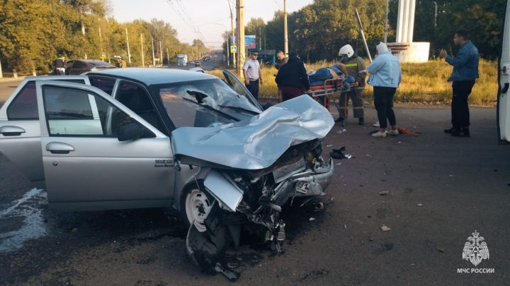 В Краснодонском районе столкнулись две легковушки: есть пострадавшие