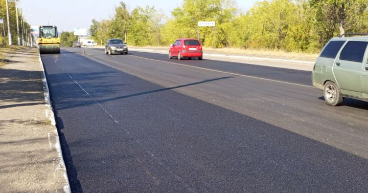 Дорожники ремонтируют дорогу на въезде в Алчевск