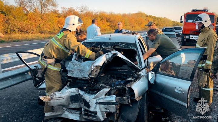 Луганские спасатели помогли извлечь пострадавшего в ДТП мужчину из авто