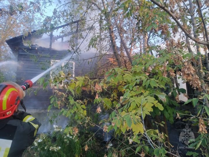 В одном из городов ЛНР сгорел нежилой дом и гараж