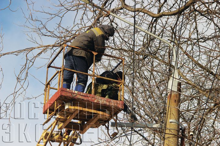 Коммунальщики ремонтировали освещение