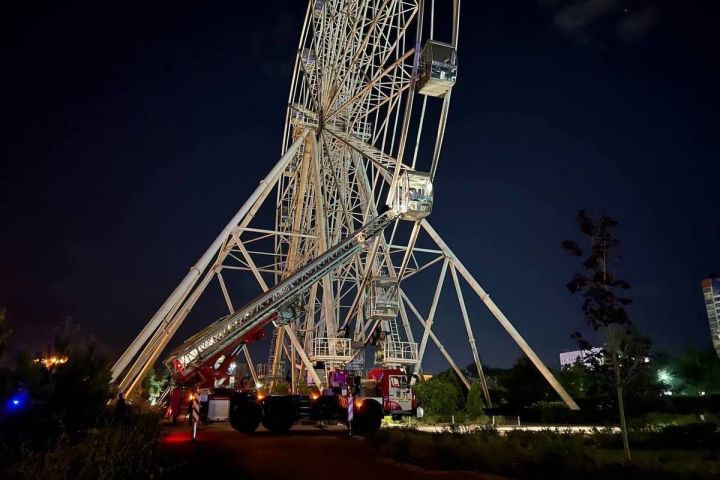 В Ставрополе на аттракционе на высоте 35 метров застряли шесть человек, в том числе ребёнок