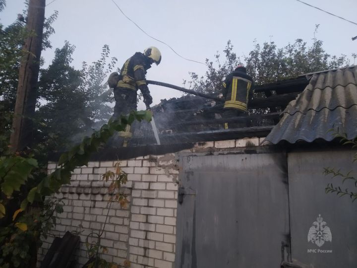 В Лисичанске спасатели потушили гараж, из-за которого едва не сгорел дом