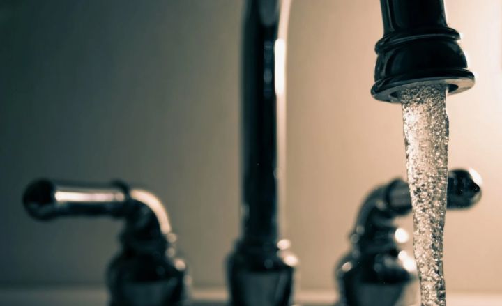 Три города в ЛНР останутся без воды на трое суток - жителей просят запастись водой