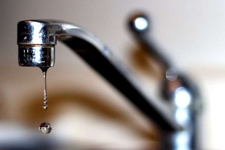 Жители одного из пригородных городов Луганска остались без воды почти на сутки