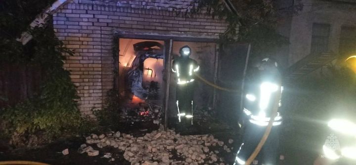 В одном из городов ЛНР в гараже сгорела машина