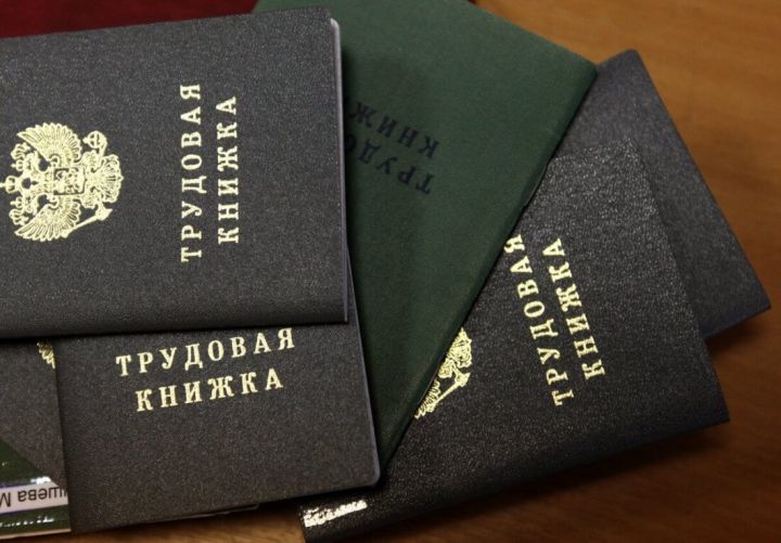 Минтруд разъяснил, как рассчитывается стаж для больничного пособия при наличии двух трудовых книжек