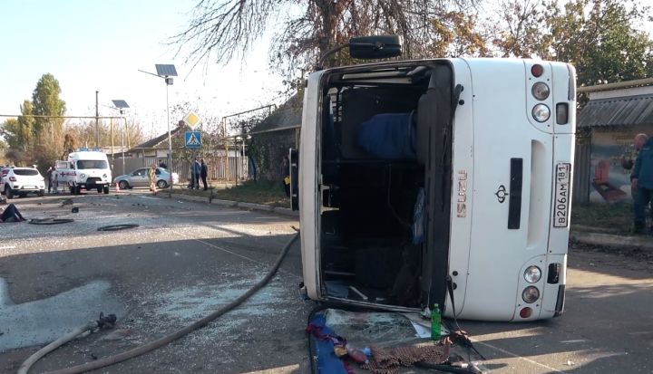 В одном из районов ЛНР перевернулся автобус: пострадали одиннадцать человек
