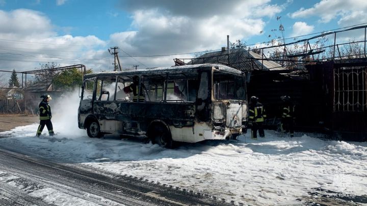 В Станично-Луганском районе сгорел рейсовый автобус ПАЗ: пострадавших нет