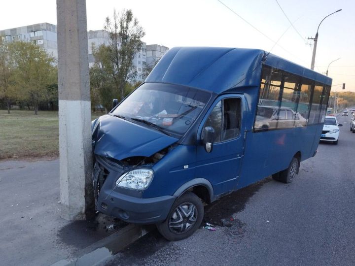 В Луганске маршрутка врезалась в столб: пострадали пять человек, в том числе ребёнок