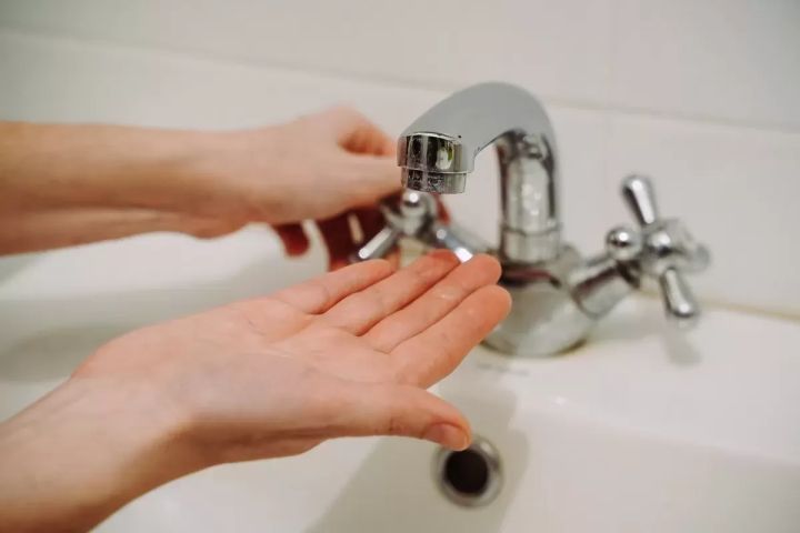 Перебои в подаче воды ожидаются во многих городах и районах ЛНР 24 октября