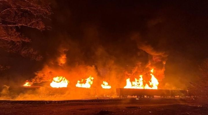 В Донецке вспыхнул сильный пожар на железнодорожной станции после масштабного обстрела ВСУ