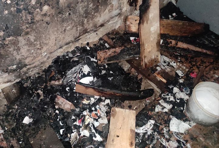 Горели трава, кустарники и диван: топ-6 пожаров в Свердловске за неделю