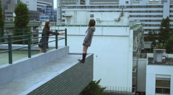 В Волгограде две школьницы спрыгнули с крыши девятиэтажки, одна из них погибла