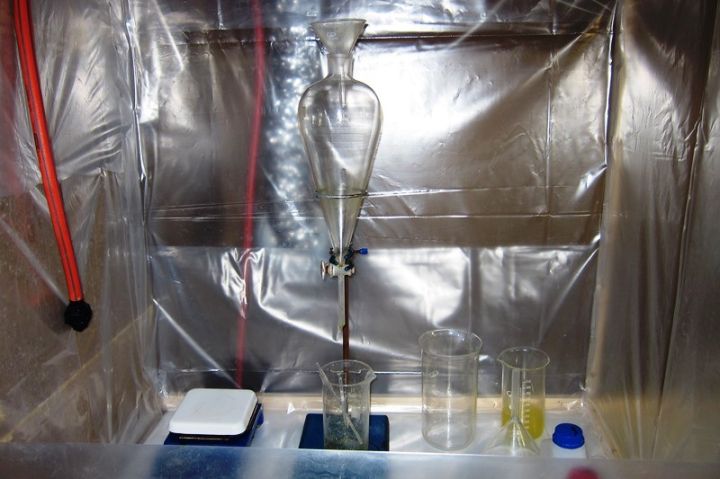 Житель Молодогвардейска организовал дома нарколабораторию