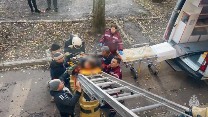 В одном из городов ЛНР строитель сорвался с высоты и упал на козырёк пятиэтажки